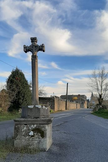 À l’entrée du village, croix de la Maïre de Diu.