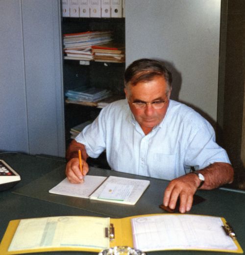 Dans son bureau du SIVOM en juin 1990