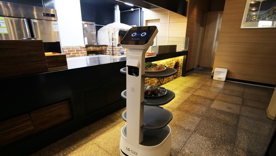 Dans un restaurant, ce robot serveur peut porter jusqu'à 20 kg de plats.