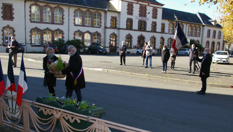 Le maire Michel Raffi et Marie-Josée Augey déposent une gerbe au monument aux Morts.