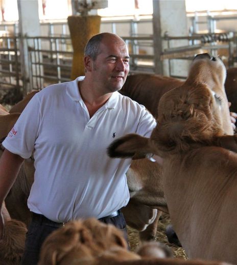 Christian Valette dans la ferme de Linars : "Je travaille surtout sur une viande bonne pour la santé".	DR