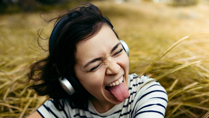 Selon une étude de Deezer, 86% des Français affirment qu'écouter de la musique les aide à apprendre une langue étrangère.