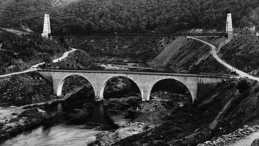 Le premier pont de Phalip construit en 1886 sera détruit en 1980.En arrière plan le pont de Phalip suspendu mis en service en 1950