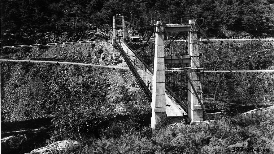 Le pont suspendu de Phalip en cours de construction