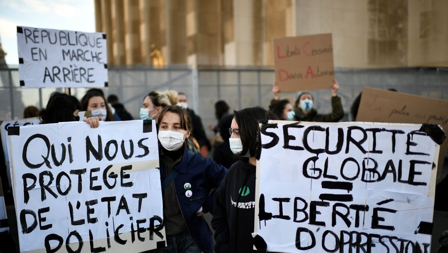 Le préfet de police Didier Lallement a interdit la manifestation à Paris, préférant un rassemblement place de la République "considérant que le virus affecte particulièrement le territoire de Paris et ceux des départements de la petite couronne".