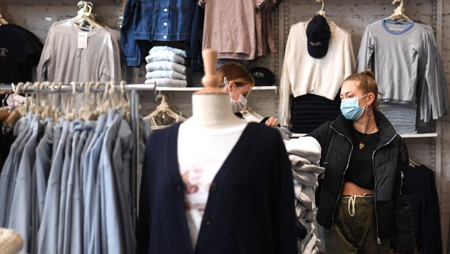 Des clients font leurs achats dans un magasin de vêtements le 28 novembre 2020 à Paris, après que le gouvernement français ait assoupli les mesures du reconfinement et autorisé la réouverture de tous les magasins "non essentiels".