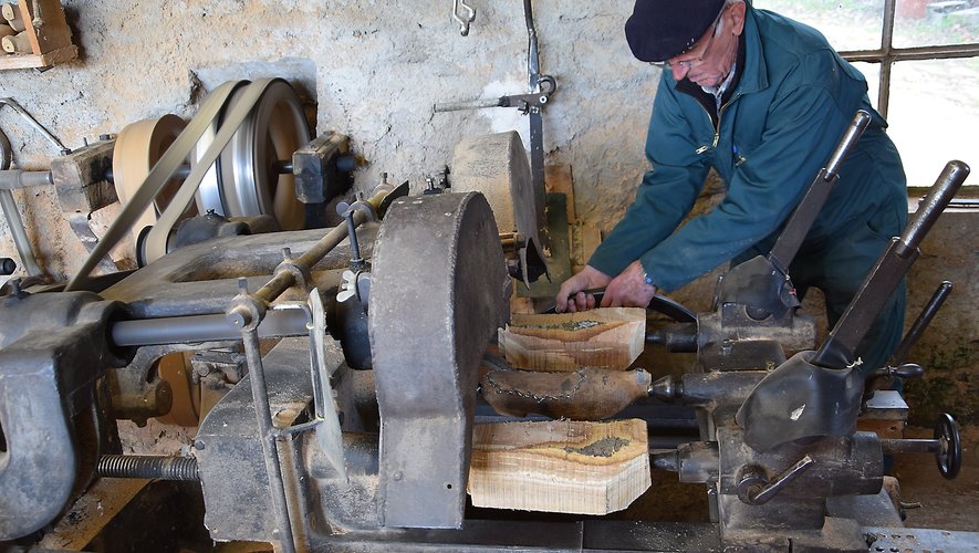 Michel Bouteille utilise au départ le copieur, une machine Guilliet de 1905 qui fonctionne encore à merveille, après quelques réparations effectuées par le sabotier lui-même.    