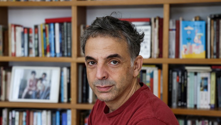 Etgar Keret, 53 ans, un des écrivains les plus populaires de sa génération en Israël, explique comment la pandémie a brisé la "force d'inertie" de la vie ordinaire, faisant exploser son inspiration.