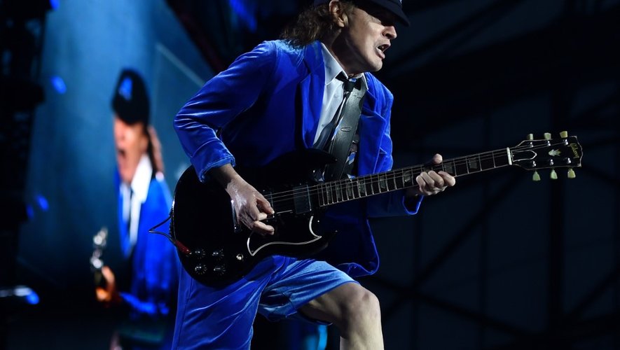Le guitariste du groupe de rock  AC/DC, Angus Young, se produisant sur scène à Marseille, dans le sud de la France, le 13 mai 2016.