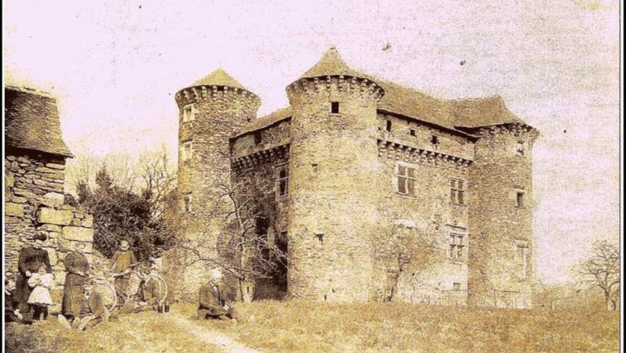 Christian Dessales à la recherche de photos du château de Pagax