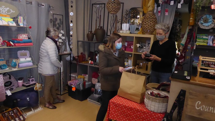 Brigitte Massier et une de ses clientes lors de la réouverture de son magasin "Passé Présent" samedi dernier.