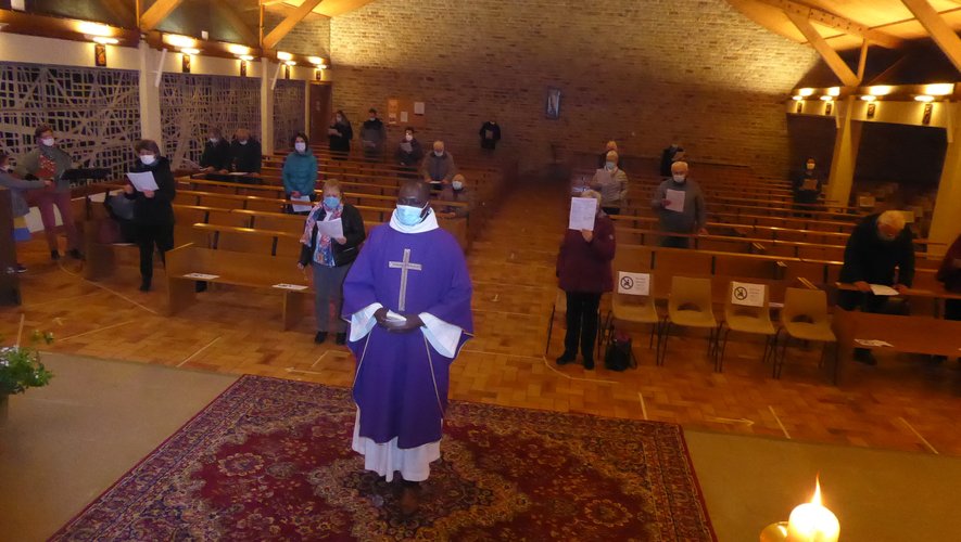 Le père Bernard Koffi lors de la célébration de la messe en l’église Saint-Jean à La Primaube samedi soir.