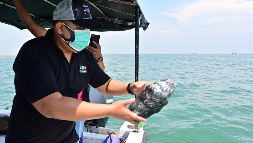 Ery Ragaputra, un collaborateur de CLS, est parti en bateau fin octobre là où le fleuve Cisadane se jette dans la mer de Java près de la capitale indonésienne.