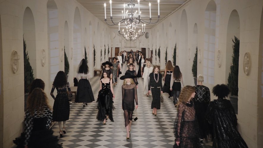 Chanel a présenté son traditionnel défilé des Métiers d'art en ligne depuis le château de Chenonceau.