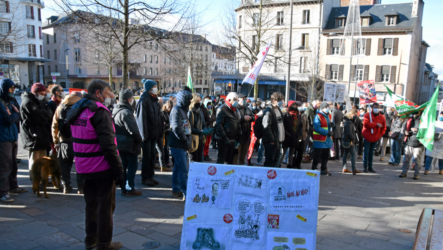 Environ 150 personnes étaient rassemblées place d'Armes, à Rodez, ce samedi 5 décembre.