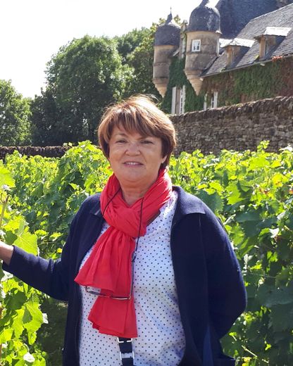 Martine Gasq au milieu des vignes en Aveyron, département qui lui est cher.