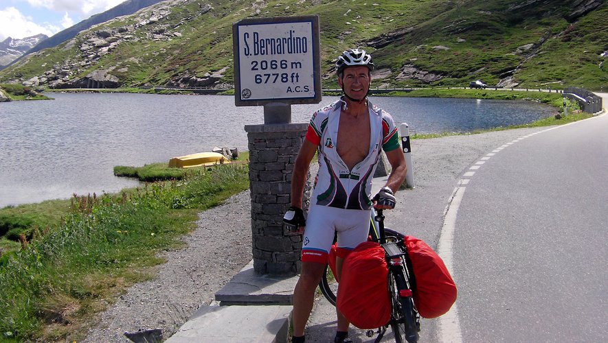 Christian Salles avec sa "randonneuse" dans la traversée des Alpes… comme son héros.
