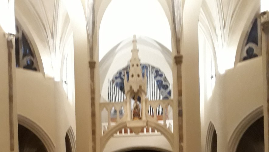 Au 1er plan, la couronne de l’Avent, l’ostensoir sur l’autel et la statue de Notre-Dame de Ceignac.