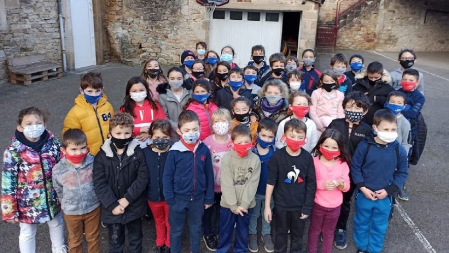 Les enfants posent avec leur masque