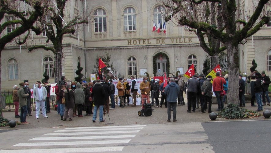 Samedi matin devant la mairie de Villefranche-de-Rouergue.