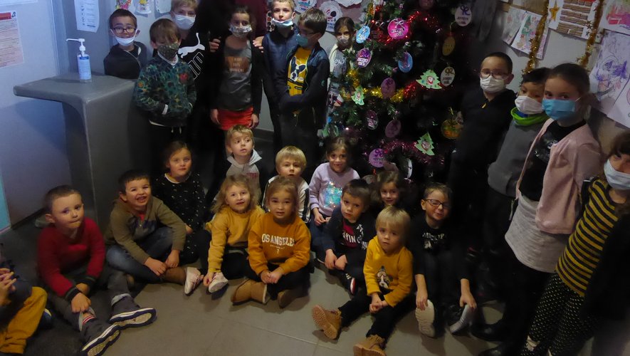 Les enfants de la garderie périscolaire ont décoré le sapin de Noël