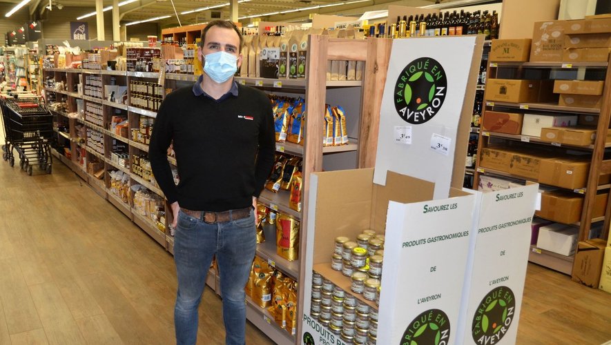 Bertrand Portal devant les rayons de produits locaux récemment ouverts dans le magasin.
