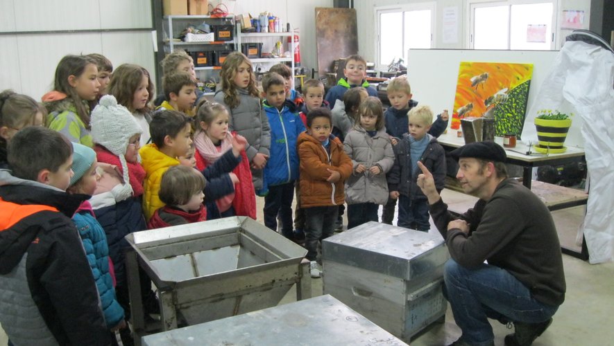 Les enfants attentifs aux explications de François Peyrac.