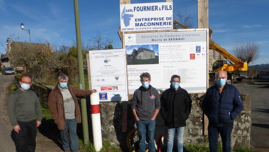 Les responsables se réunissent régulièrement pour suivre les travaux.