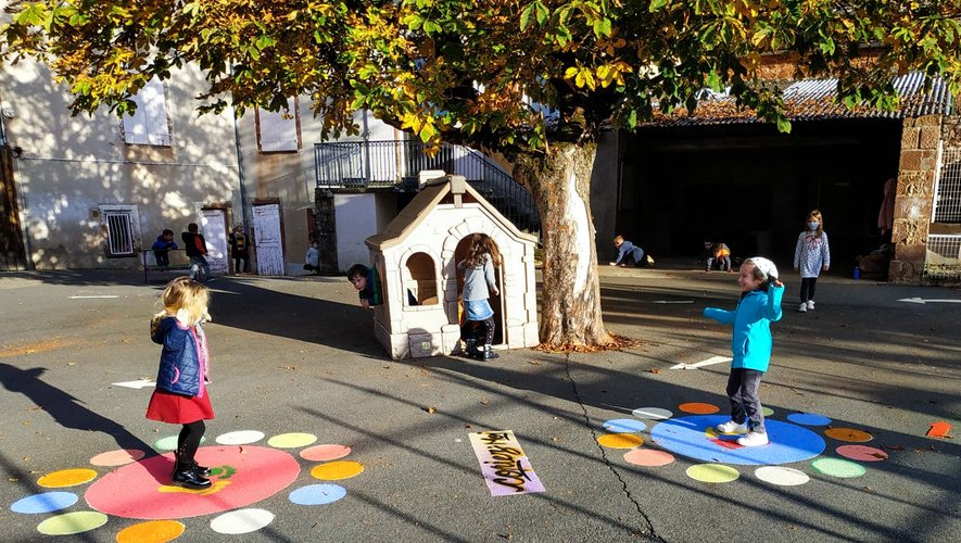 De nombreux jeux multicolores peints sur l’asphalte de la cour.