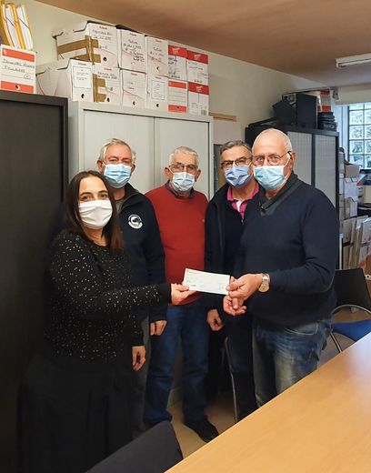 Un chèque de 500 € a été remis à Karine Clément, maire de Naucelle.