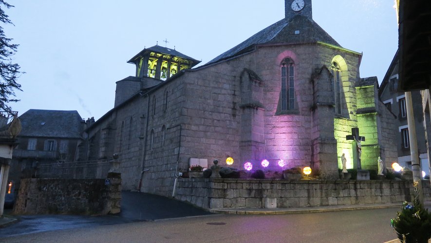 Boules en aluminium et projecteurs aux LED multicolores mettent en lumière l’église du village et toutes les rues s’illuminent à la tombée de la nuit.