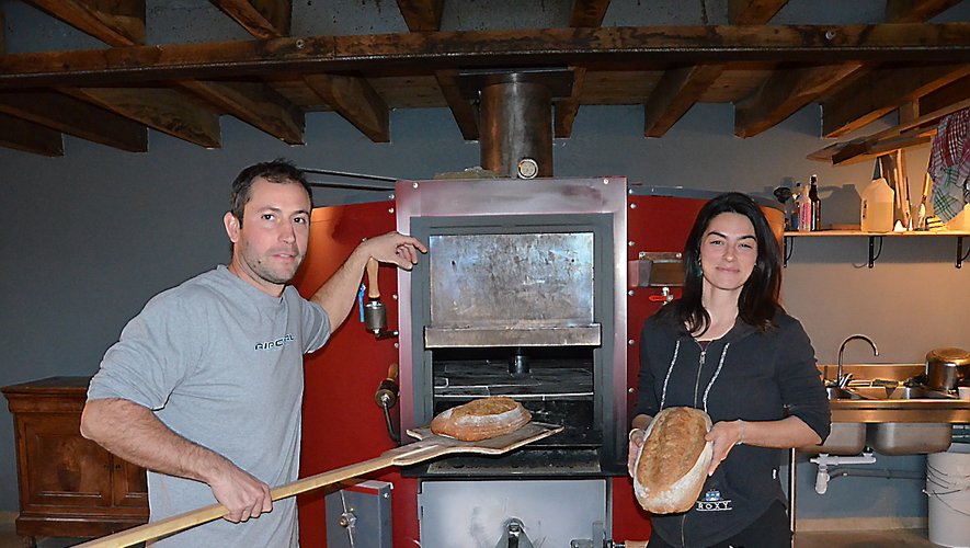 Clément Monot, 38 ans,et Cindy Rochette, 27 ans, produisent eux-mêmesleur pain.