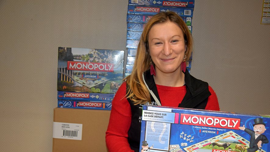 Julie Peyrat, présidente de la Jeune chambre économique de Rodez, peut avoir le sourire : le "Monopoly Aveyron" connaît un très beau succès.	Rui Dos Santos