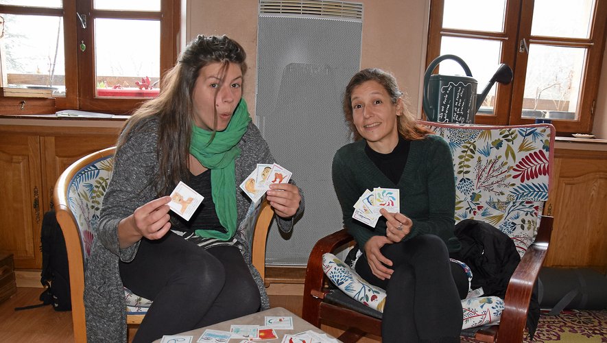 Les deux amies Amélie Nocquet (à gauche) et Alice Trolet sont en train de  finaliser le jeu de cartes Voc’émo. 	Rui Dos Santos