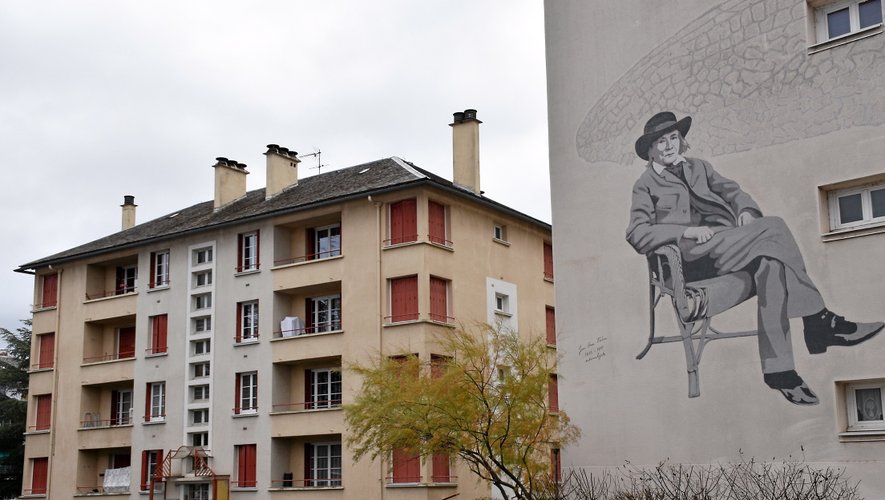 Jean-Henri Fabre, entomologiste reconnu, a le droit à une fresque sur un des murs de la cité.	L. B.
