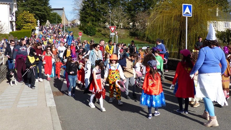 Le défilé carnavalesque 2019, rue Saint-Jean à La Primaube.