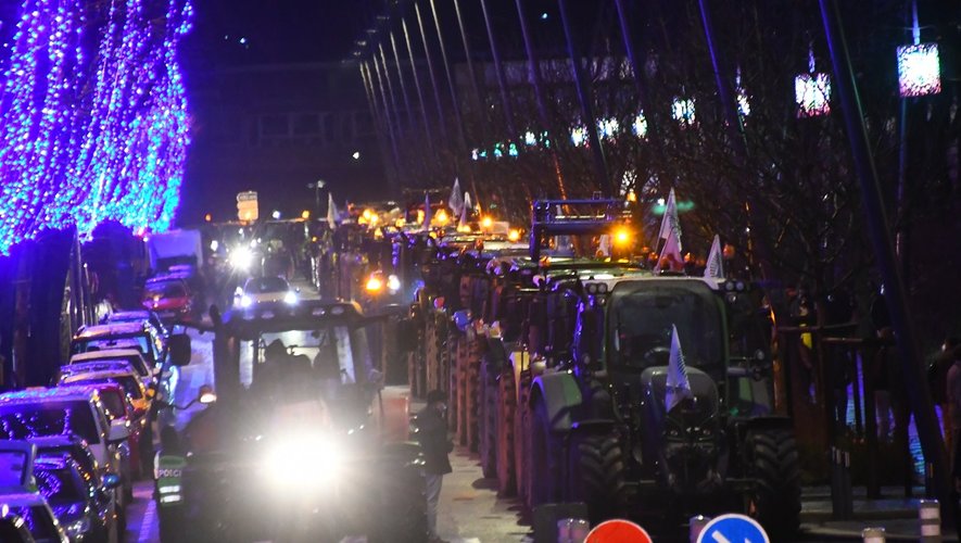 Plus de 200 tracteurs et 600 manifestants, selon la FDSEA, ont manifesté mardi soir dans Rodez
