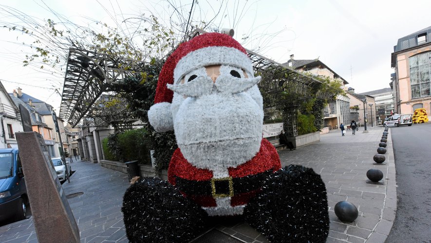 Le père Noël géant de la place Raynaldy accueille les visiteurs du village de Noël.