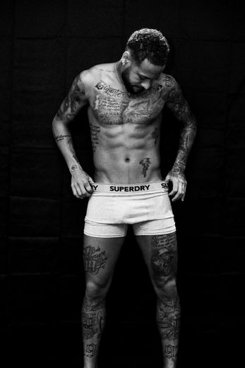 Neymar s'associe à Superdry autour d'une collection de sous-vêtements biologiques.