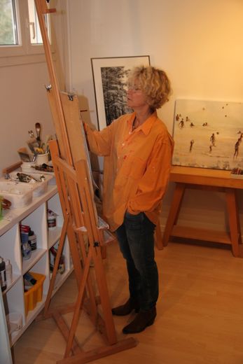L’ancienne kinésithérapeute ruthénoise Marianne Alliot peint dans l’atelier qu’elle a aménagé dans sa maison de Basse Goulaine, au sud de Nantes.