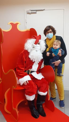Adam un an, rassuré par sa nounou a accueilli sereinement le père Noël et posé dans le beau fauteuil rouge.