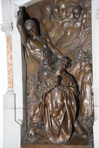 À l’église, un remarquable bas-relief de Denis Puech rappelle cette décapitation.