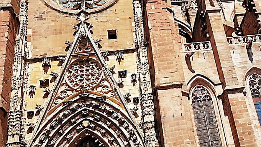 Dévoilé furtivement la semaine dernière aux côtés des Amis de la cathédrale, le nouveau cadran sera visible sur la façade Sud,  place Adrien-Rozier. Son prédécesseur, aujourd’hui restauré, est visible dans la cathédrale.