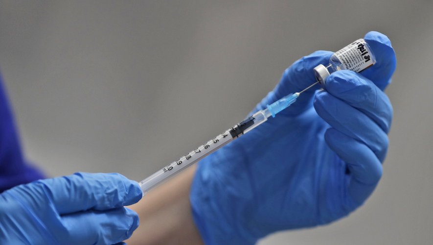 Le Royaume-Uni a été le premier pays occidental à se lancer, avec un feu vert le 2 décembre au vaccin développé par l'américain Pfizer et l'allemand BioNTech.