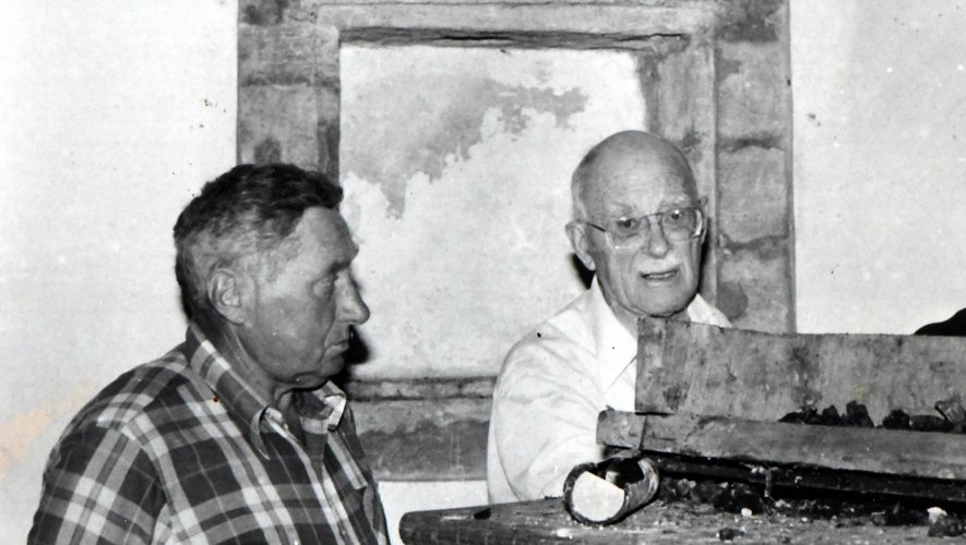 René Molinier et Paul Boscus (maire) constatent les dégâts après l’incendie du retable en 1981.
