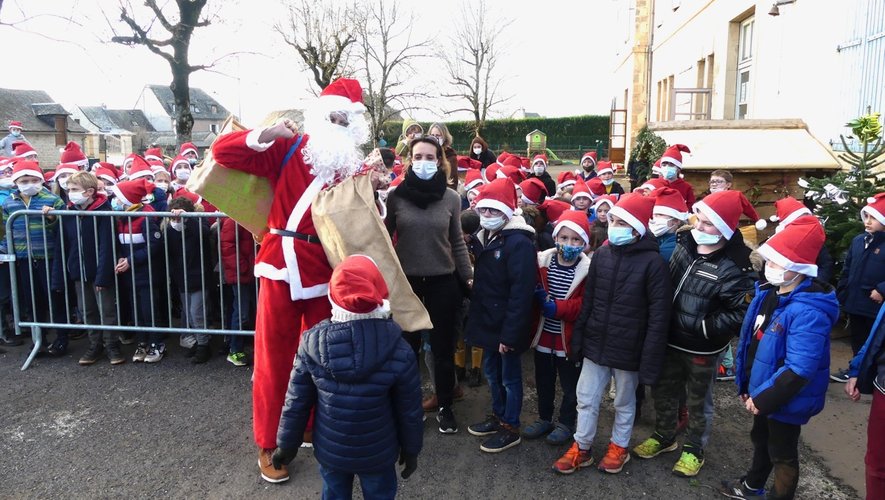 Le père Noël bien chargé de cadeaux est arrivé à l’école Saint-François.