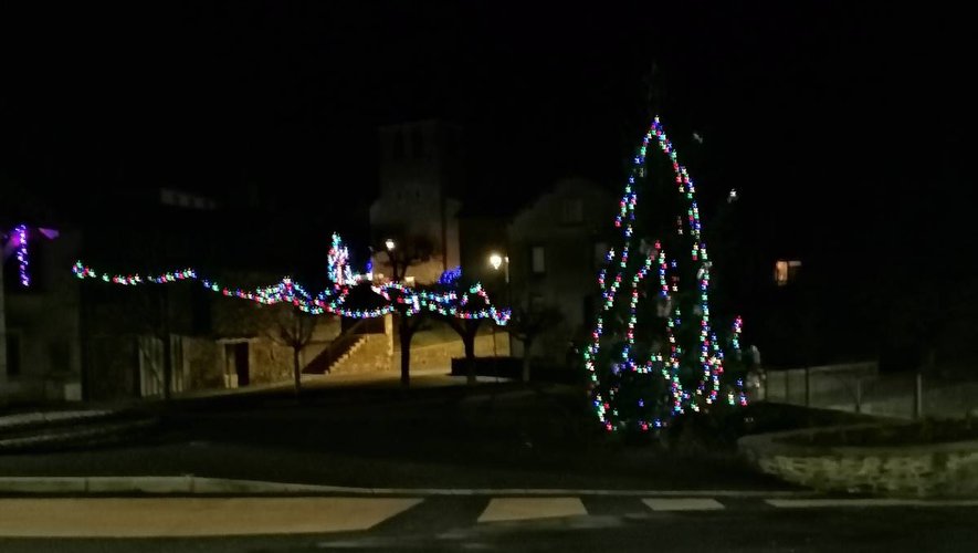 Village Illuminée De Noel Dans L Aveyron Le Village A Retrouve Ses Illuminations De Noel Malgre Tout Centrepresseaveyron Fr Village Illuminée De Noel Dans L Aveyron Le Village A Retrouve Ses Illuminations De Noel Malgre Tout Centrepresseaveyron Fr