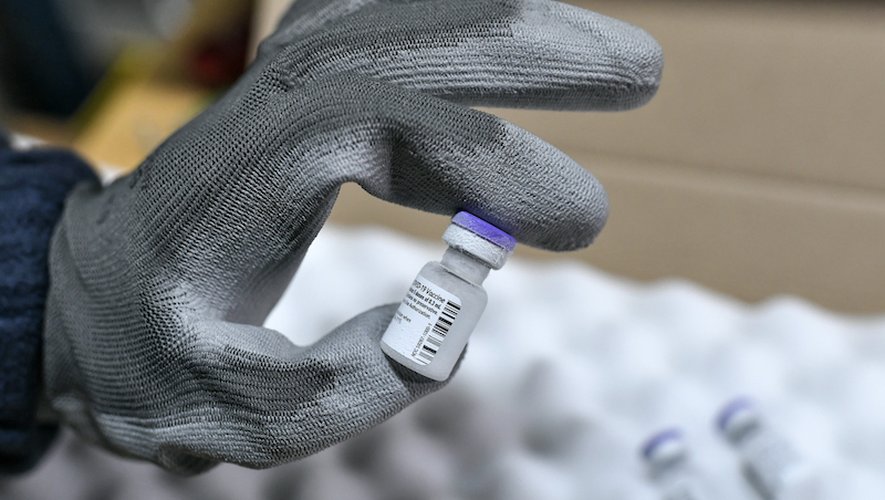 Les 19.500 premières doses du vaccin destinées à l'Hexagone sont arrivées tôt samedi matin, sous escorte de la gendarmerie, à la pharmacie centrale de l'Assistance publique - Hôpitaux de Paris (AP-HP), en banlieue parisienne, dans un camion réfrig