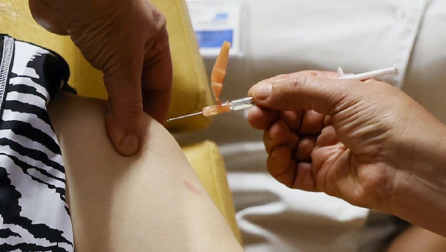 La campagne de vaccination française contre le Covid-19 a été lancée symboliquement dimanche dans un hôpital de Seine-Saint-Denis par l'injection du vaccin à une femme de 78 ans et un cardiologue de 65 ans.