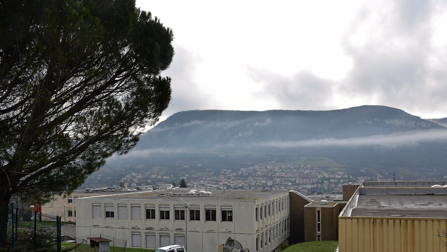 Le lycée  public Jean-Vigo, ensoleillé lors de la belle saison, se réveille dans la brume l’hiver.